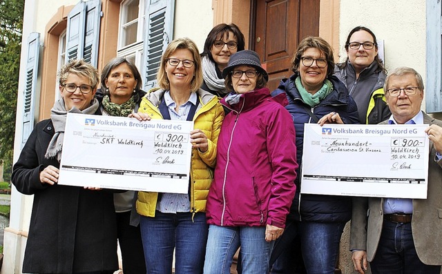 Scheckbergabe mit den Frauen vom Elfi... sowie Vertretern des Caritasvereins.   | Foto: J. Fischer