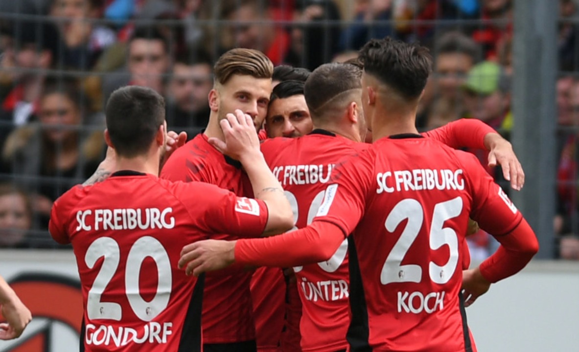 Die Freiburger bejubeln das 1:0 durch Vincenzo Grifo (verdeckt in der Mitte).  | Foto: dpa