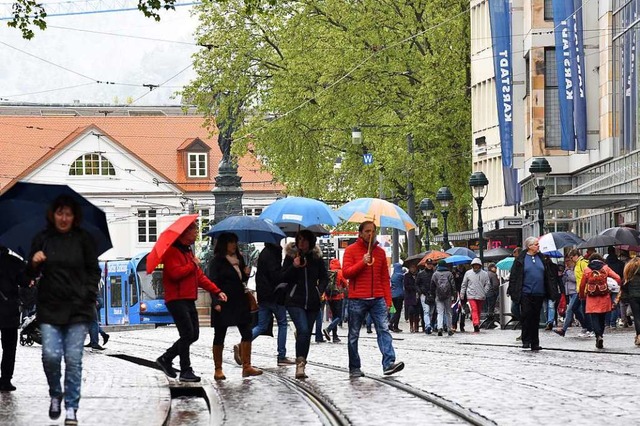 Die Regenschirmdichte war am Mega-Samstag so hoch wie selten.  | Foto: Rita Eggstein