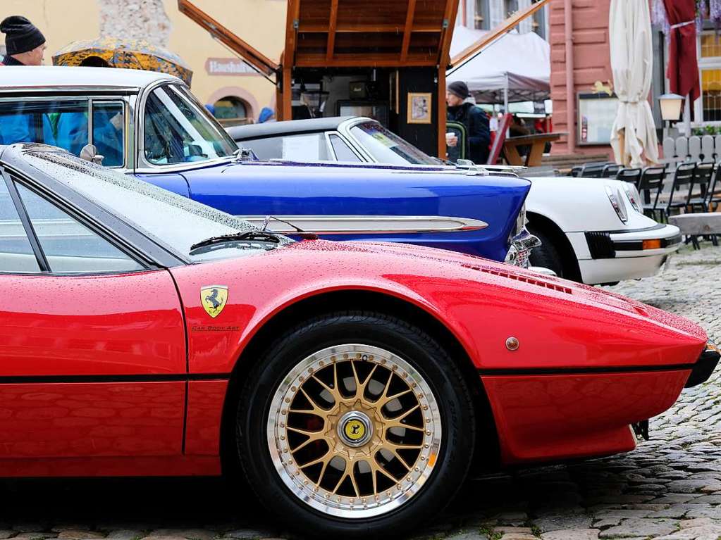 Die Wetterkapriolen konnten dem traditionellen Oldtimertag des Staufener Gewerbevereins wenig anhaben. Der ein oder andere Cabriofahrer fuhr sogar offen durch die Altstadt, in der Besucherandrang wie immer herrschte.