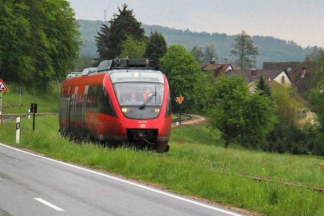 Planmiger Zugverkehr neben der Kande...ision,  noch sind die Autos schneller.  | Foto: Rolf Reimann