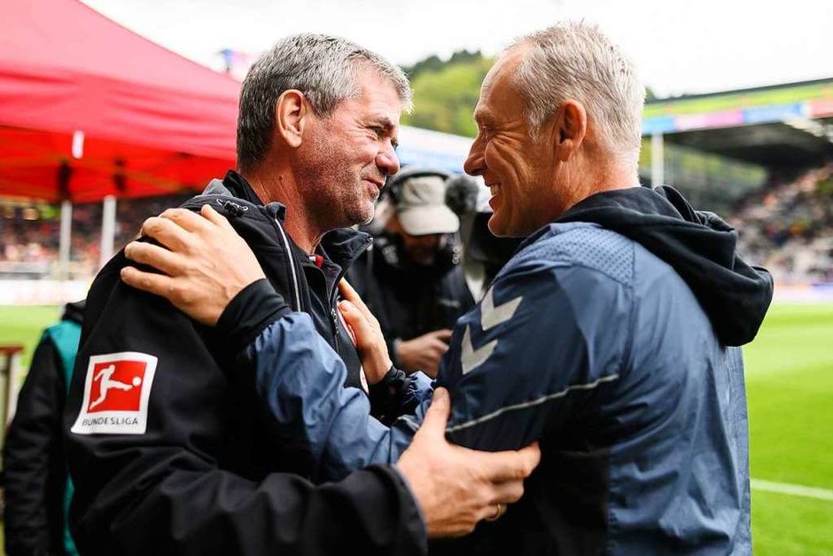 Vor dem Spiel: Zwei Trainerurgesteine der Bundesliga begrüßen sich. Man kennt sich, man schätzt sich. Beide Teams mussten zudem nicht mehr zittern, bereits vor dem Spiel stand der Klassenerhalt fest. (Foto: dpa) Vor dem Spiel: Zwei Trainerurgesteine der Bundesliga begrüßen sich. Man kennt sich, man schätzt sich. Beide Teams mussten zudem nicht mehr zittern, bereits vor dem Spiel stand der Klassenerhalt fest. (Foto: dpa)