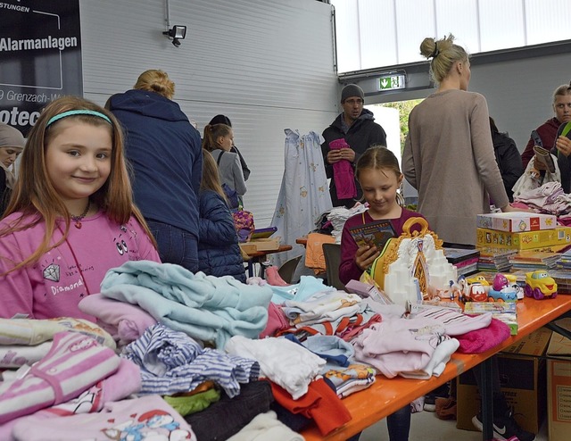 Kinderkleidung und Spiele gab es am Wo...erbrse in der Halle des Turnerbunds.   | Foto: Horatio Gollin