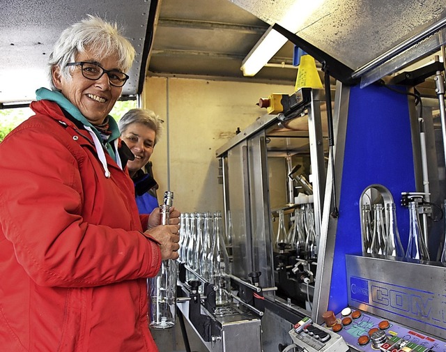 An der Abfllmaschine gab es dieses Ja...samt sind  28000 Flaschen abzufllen.   | Foto: Heinz Vollmar