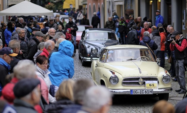 Die Parade der automobilen Schtze loc...Altstadt. Vorne ein Borgward Isabella.  | Foto: Hans-Peter Mller