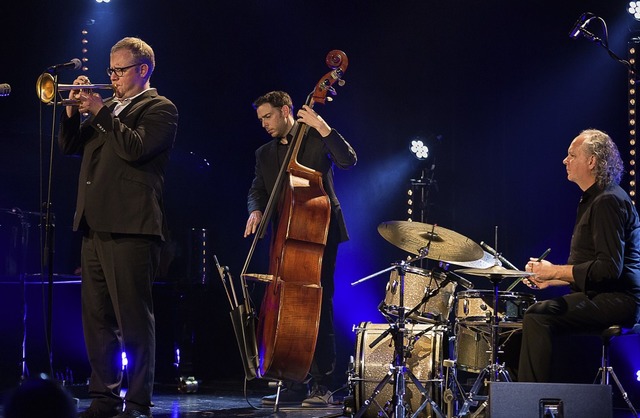 Stargast Axel Schlosser gibt den Ton a... Wadle und Daniel Schay (von links).    | Foto: akr