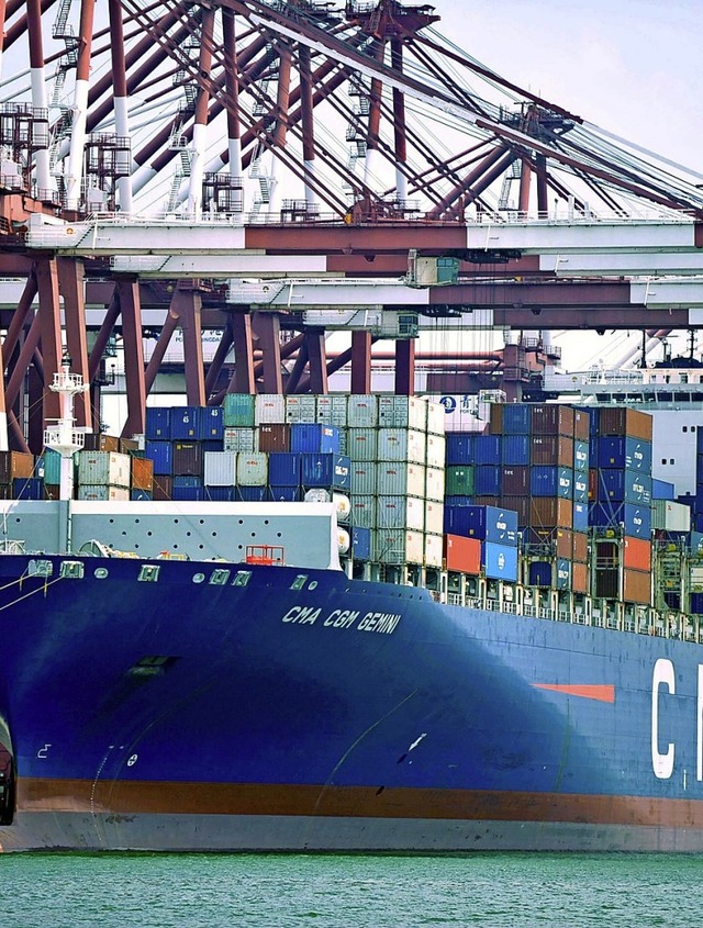 Ein Containerschiff liegt im Hafen von Qingdao in China.   | Foto: dpa