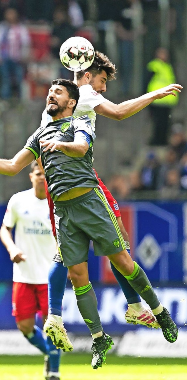 Der HSV-Profi Berkay zcan (rechts) un...ter  Almog Cohen kmpfen um den Ball.   | Foto: DPA