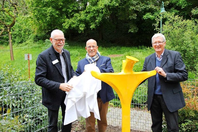 Michael Kreis, Peter Jordt und Herbert Kutschbauch enthllen die Skulptur.  | Foto: Dagmar Barber