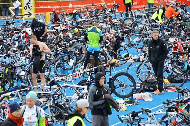 Nach dem Schwimmen ist Radfahren angesagt.  | Foto: Horatio Gollin