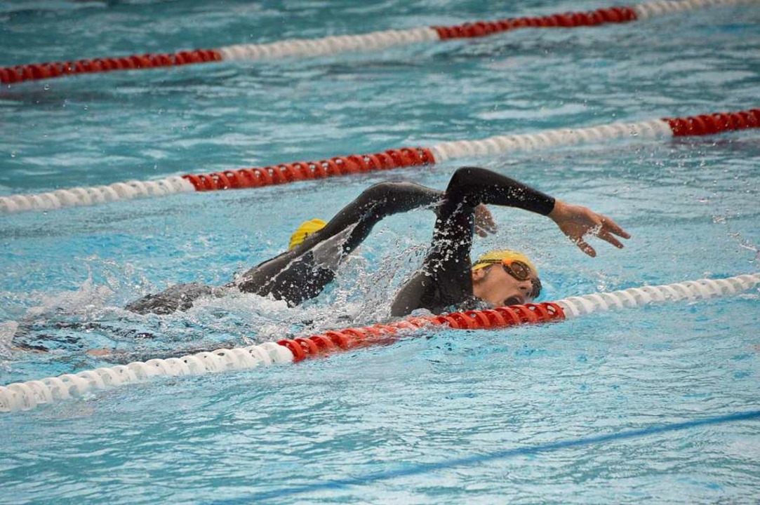 Beim schnellen Schwimmen im Neopren wird den Sportlern schnell warm.  | Foto: Horatio Gollin