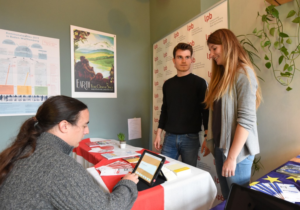 Zwangloses informieren ber Politik: Das ging am Samstag im Caf Pow.  | Foto: Rita Eggstein
