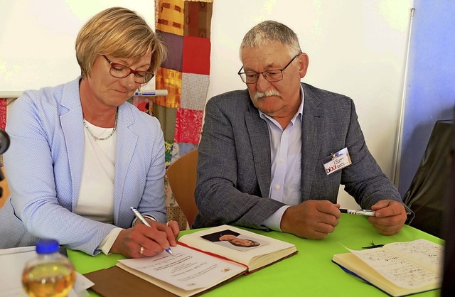 Finanzministerin Edith Sitzmann, mit H...ins Gstebuch der Brgerstiftung ein.   | Foto: Martin Pfefferle
