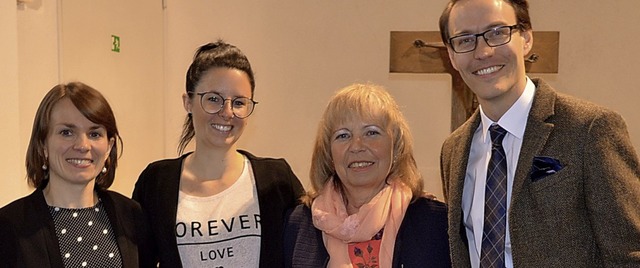 Stabwechsel (von links): Pfarrerin Reg...Ingrid Stoll und Pfarrer Michael Born   | Foto: Rasenberger