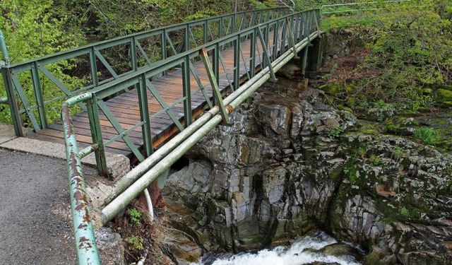 Der alte &#8222;Ochsensteg&#8220; ber... 60 Jahren den Wasserfall am Tuskulum.  | Foto: Thomas Mutter