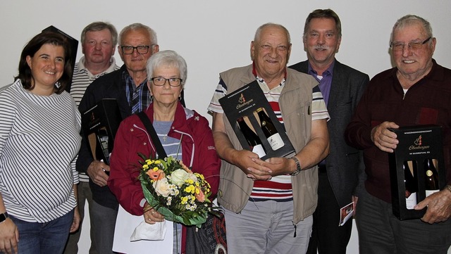 Die Vorsitzende Eva Maria Kpfer (links) ehrte langjhrige Mitglieder.  | Foto: Herbert Trogus