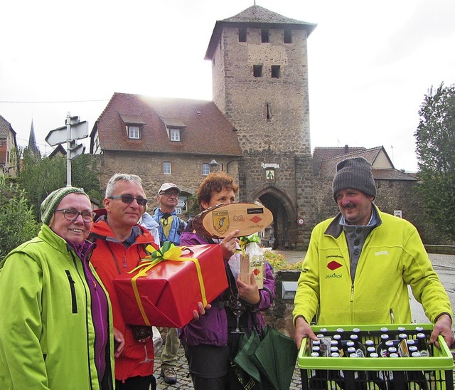 Die Freundschaftsbande zwischen  den W...sjahr  eine Flasche Lenzkircher Bier.   | Foto: Schwarzwaldverein