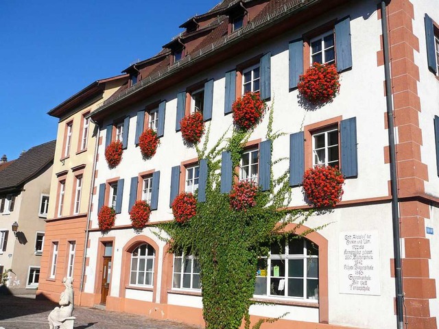 Das historische Schulhaus der Johann-P...Brandschutz-Standard gebracht werden.   | Foto: Privat