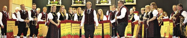 Vor der Zugabe: Die Musiker und Musike...stagabend in der Todtnauer Turnhalle.   | Foto: Martin Klabund