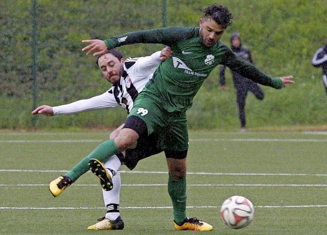 Abstiegskampf im strmenden Regen:  Ni...n den SV Rheintal (mit Albin Hashani).  | Foto: Michael Neubert, FuPa