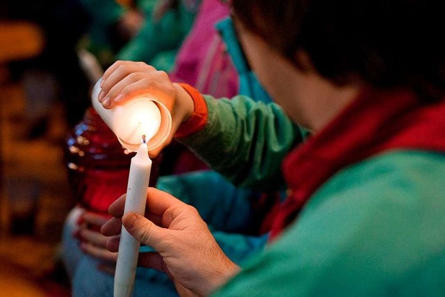 Pfadfinder geben das Friedenslicht wei...t, der sich bei Pfadfindern abspielte.  | Foto: Symbolbild: Klaus-Dietmar Gabbert (dpa)