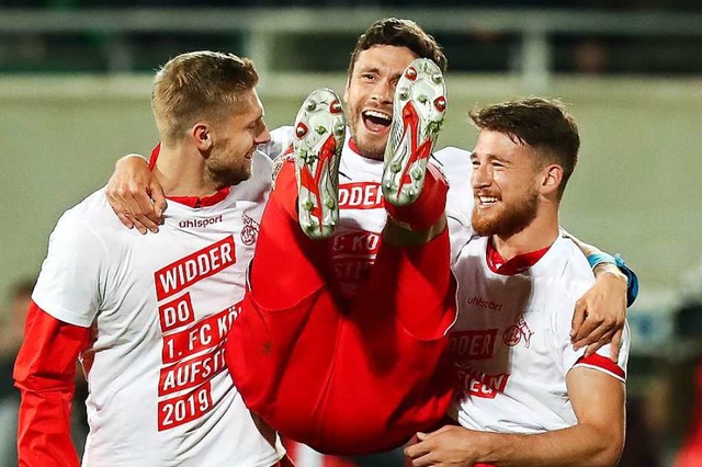 Klns Lasse Sobiech, Jonas Hector und ... feiern den Aufstieg in die Bundesliga  | Foto: dpa
