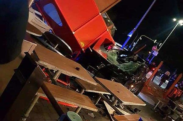 Der Unfall bei einem Fastfoodrestauran... htte auch schlimmer ausgehen knnen.  | Foto: Feuerwehr Bad Sckingen