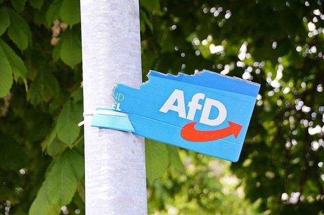 Unbekannte reißen Wahlplakate der AfD ab