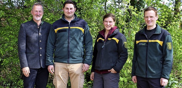 Spezialisten fr den Waldnaturschutz u...gen Trainee Simon Fischer (von links).  | Foto: Landratsamt