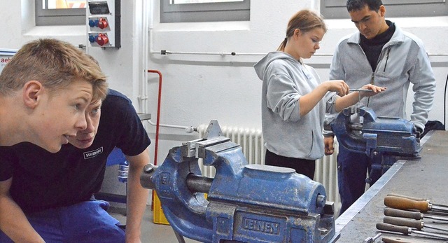 Schler der Frstabt-Gerbert-Schule ba... wurden sie dabei von Auszubildenden.   | Foto: Sebastian Barthmes