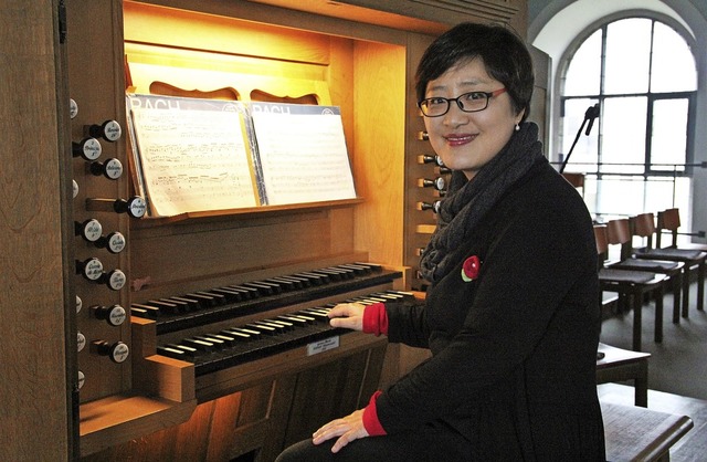 Die Organistin Hae-Kyung Jung an der Heitersheimer Orgel  | Foto: Sabine Model