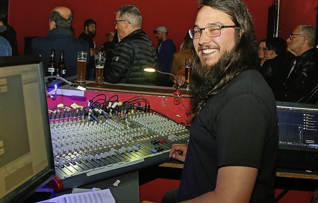 Hat gut lachen: Vorsitzender Lars Humm...nsatz bei der Erffnung am Mischpult.   | Foto: Sandra Decoux-Kone