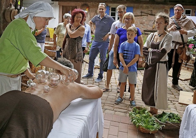 Vakuumrckenmassage wie Mittelalter. A...in einem Themenhof beim Stadtjubilum.  | Foto: DEc