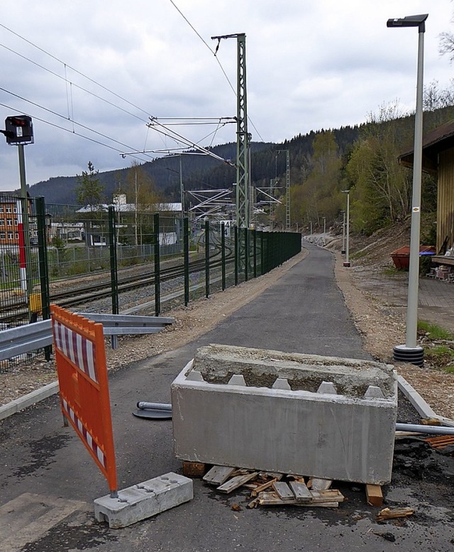 Der Rad- und Gehweg ist vom Haus Hilpe... blockiert, um Verkehr zu unterbinden.  | Foto: Peter Stellmach