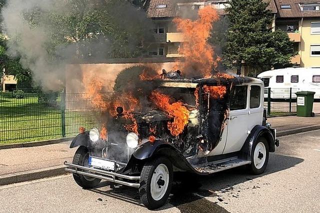 Geparkter Oldtimer gert in Brand