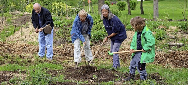 Mitmacher im Mit-Mach-Garten der BI &#8222;Essbare Stadt&#8220;  | Foto: Jana Fischer