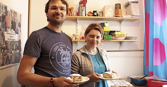 Cezar und Adina Mihai zeigen ihren mol...pfelkuchen mit Hefeteig und Zimtnote.   | Foto: Anja Bertsch