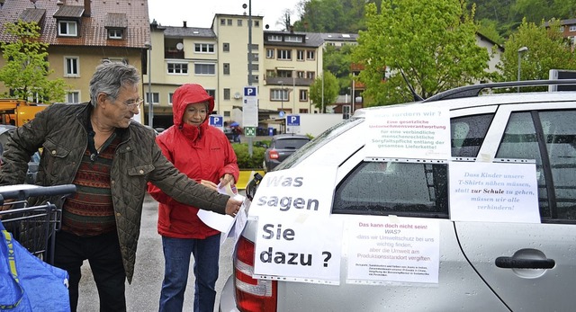 Trotz des ungemtlichen Wetters am Sam...lung Passanten zum Nachdenken anregen.  | Foto: Paul Berger