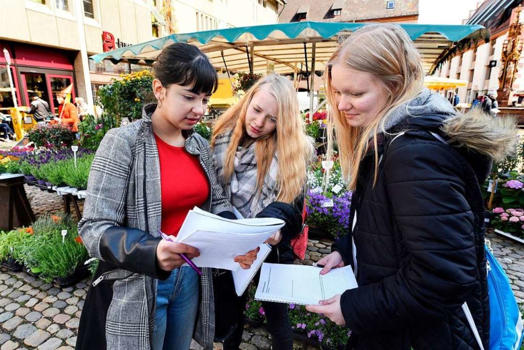 Marktforschung: Melika Kheirkhah,  Lau...ks) nach ihrer Umfrage im Einzelhandel  | Foto: Thomas Kunz