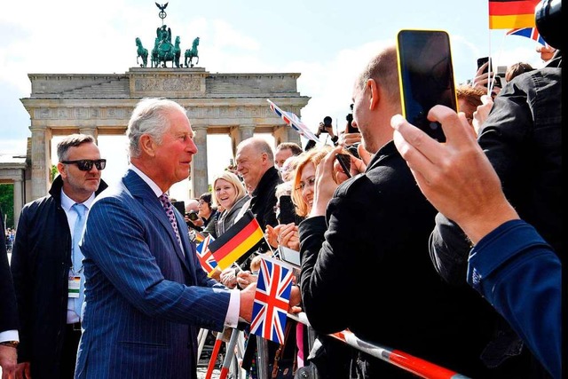 Handshake mit dem Prinzen vor dem Brandenburger Tor   | Foto: AFP