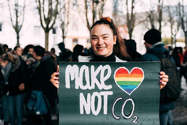 Liebe statt Co2. Mit einem bunten Plak...#8220; auf den Klimaschutz aufmerksam.  | Foto: Stefan Hipp