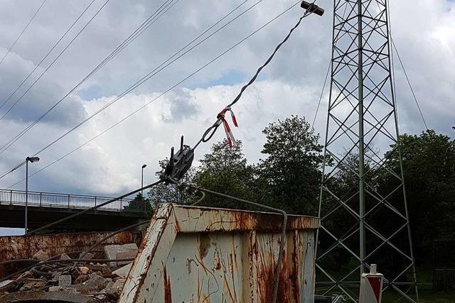 Strommasten an der B415 in Lahr werden mit Stahlseilen gesttzt