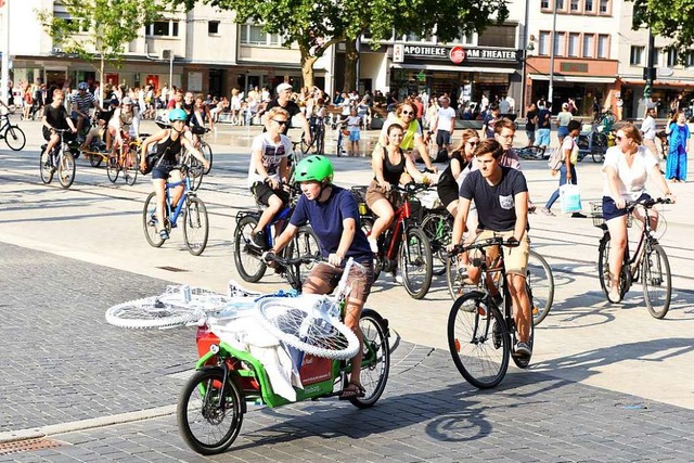 Fahrradfahrer bei einer Critical Mass-...s in wei im Vordergrund zu sehen ist.  | Foto: Rita Eggstein
