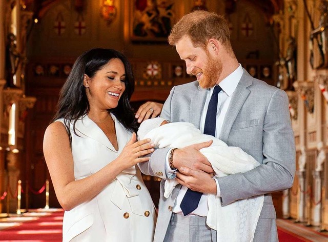 Herzogin Meghan und Prinz Harry mit ihrem frisch geborenen Sprssling.  | Foto: dpa