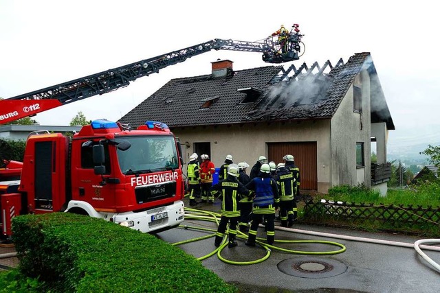 Das Dachgeschoss des Wohnhauses in Niederhof war nicht mehr zu retten.  | Foto: Winfried Dietsche