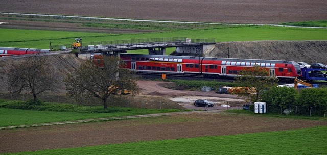 Diese Brcke ber der Rheintalbahn auf...rkung Auggen muss  verbreitert werden.  | Foto: Volker Mnch