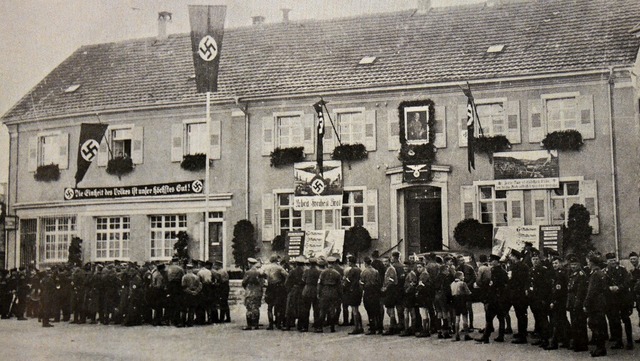 Aufmarsch vor dem Brombacher Rathaus z...er Kundgebung Mitte der 1930er Jahre.   | Foto: Ortschronik Brombach