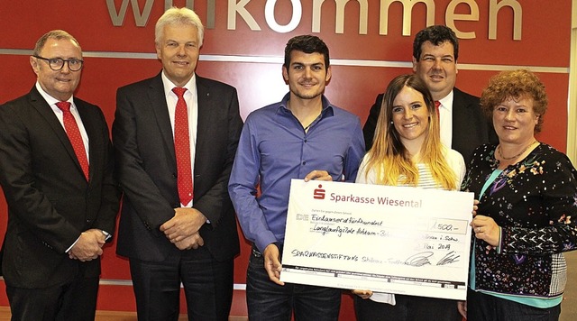 Sparkassendirektor Lothar Mller freut...Arbeit der Langlaufgilde (von links).   | Foto: klabund