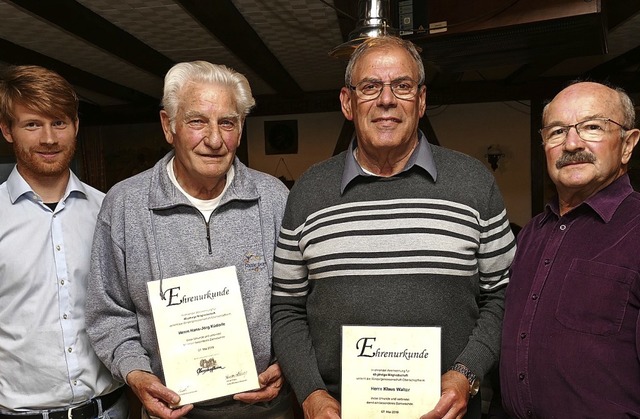 Fr 40 Jahre WG-Treue Hans-Jrg Kderl...k Erb (links) und Otmar Franz geehrt.   | Foto: Frank Leonhardt