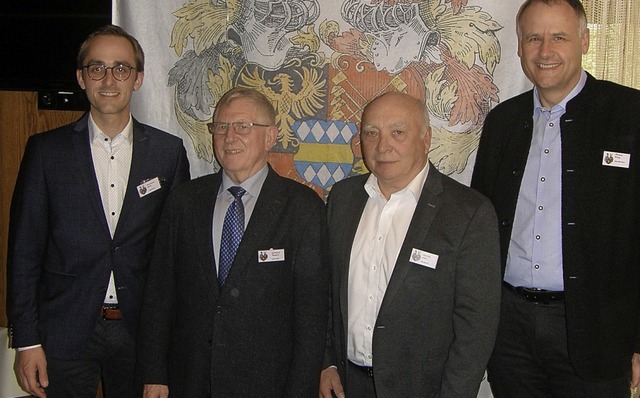 Vogtsburgs Brgermeister Benjamin Bohn...nd Prsident  Gerhard Maurer entgegen.  | Foto: Privat